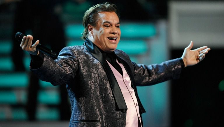 Juan Gabriel, durante un concierto