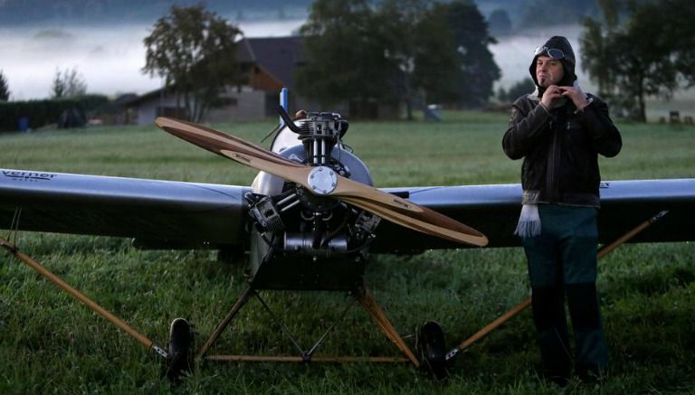 Frantisek Hadrava posa junto al avión que construyó 