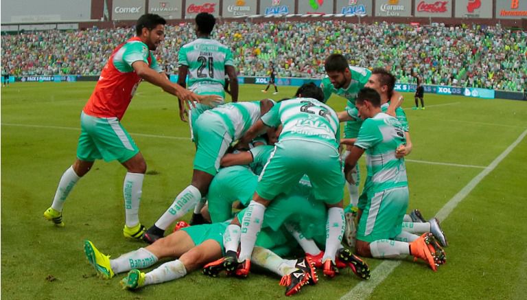 Jugadores de Santos celebran el gol del triunfo en el TSM