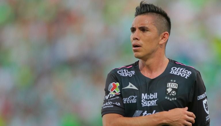 Efraín Velarde, jugador de León, se retira expulsado durante el juego frente a Santos