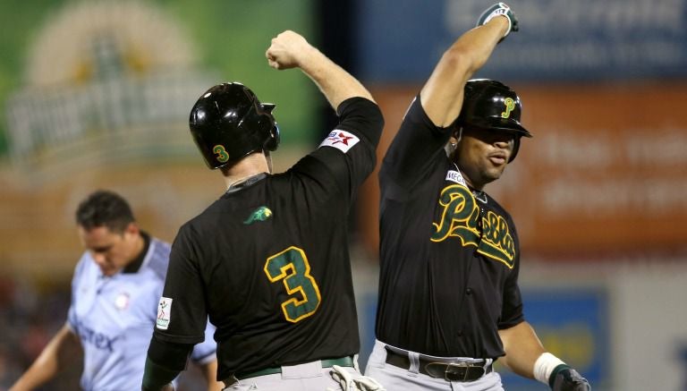 Rubén Rivera, de Pericos, celebra durante el segundo juego frente a Leones