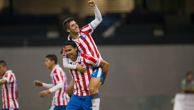 Brizuela y Peña celebran uno de los tres goles frente al América