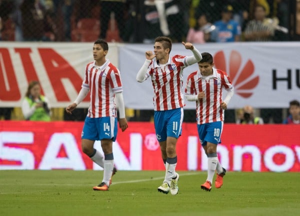 El Conejito regresa al centro del campo celebrando tras anotar un gol