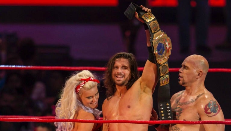 Johnny Mundo festeja ocn Hernández y Taya el título