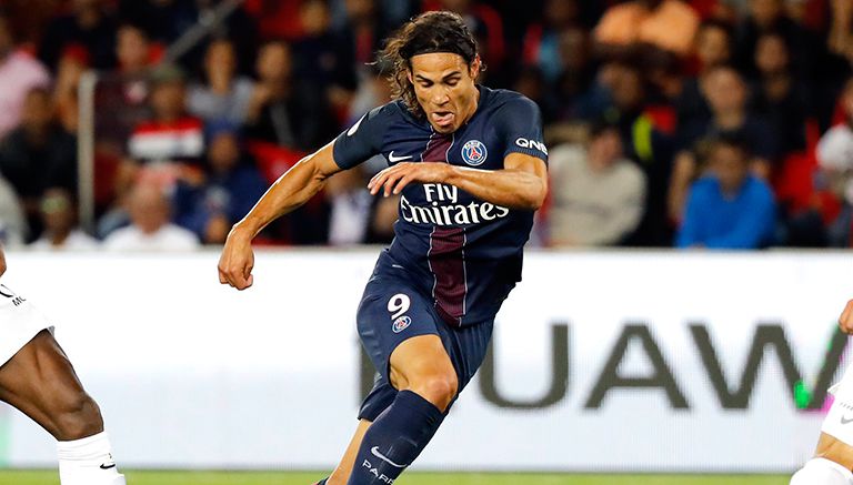 Cavani controla el esférico en un partido del PSG