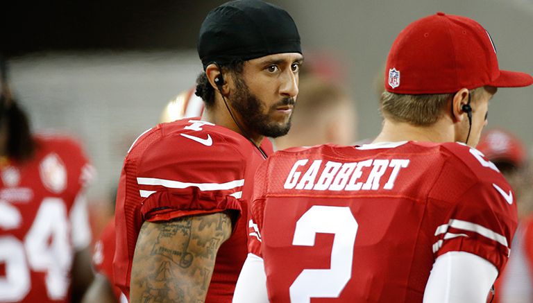 Colin Kaepernick en la banda durante un juego de los 49ers