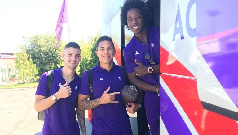 Carlos Salcedo, con sus compañeros de la Fiorentina