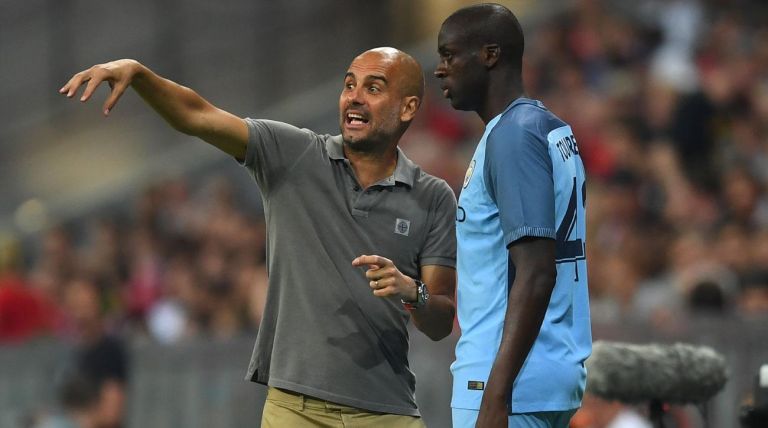 Yaya Touré recibe indicaciones de Pep Guardiola