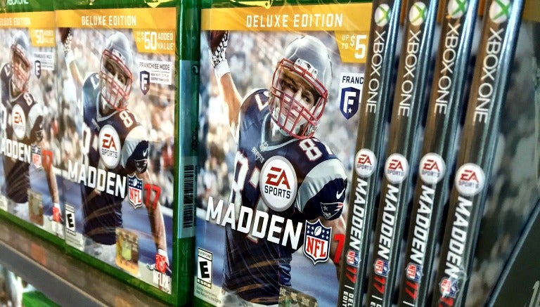 El juego Madden NFL 17 en tiendas 