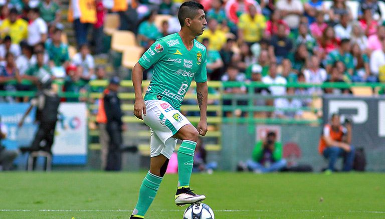 Elías Hernández controla balón en juego de León