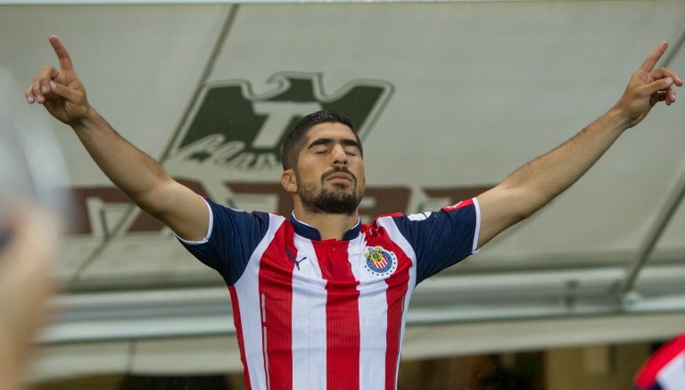 Pereira saltando a la cancha durante un partido de Chivas