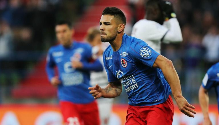 Andy Delort festeja un gol con Caen