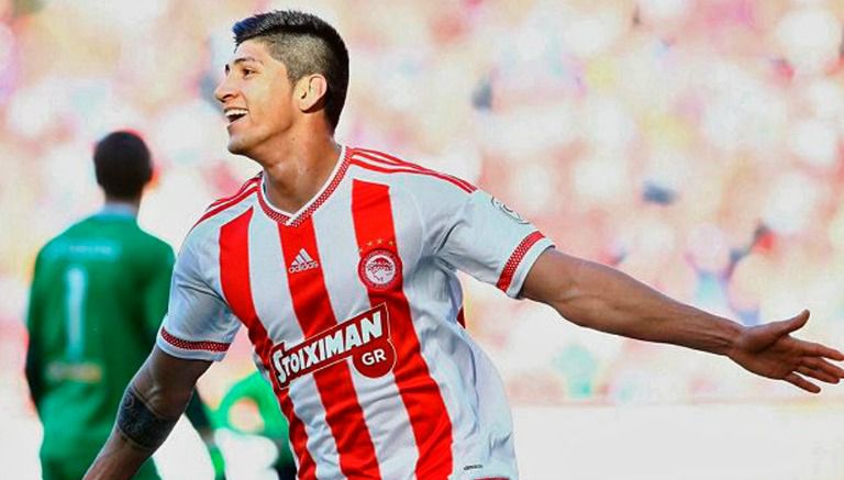 Alan Pulido festeja un gol con Olympiacos