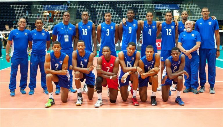 El equipo de voleibol de Cuba posa previo a un encuentro