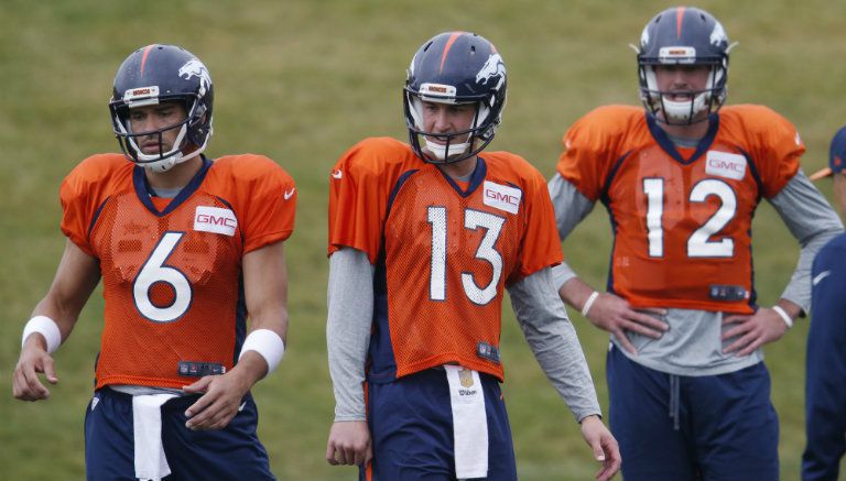 Sánchez, Siemian y Lynch durante una práctica con los Broncos