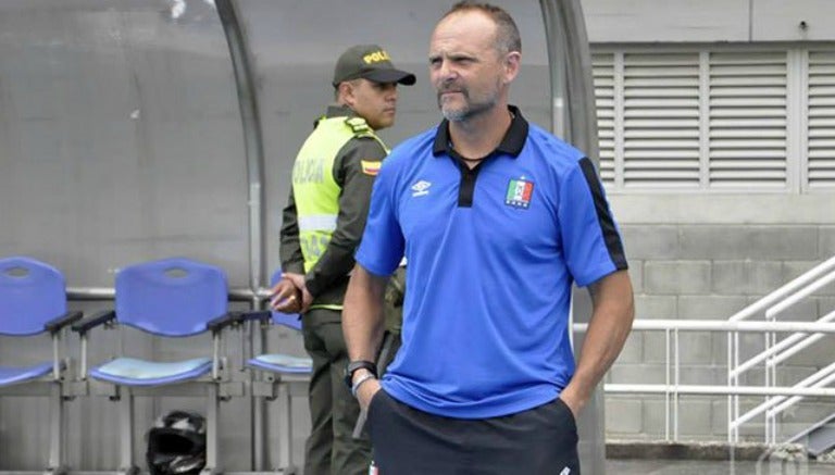 Javier Torrente observa un entrenamiento de Once Caldas