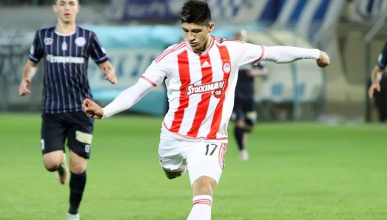 Alan Pulido dispara en juego con Olympiacos