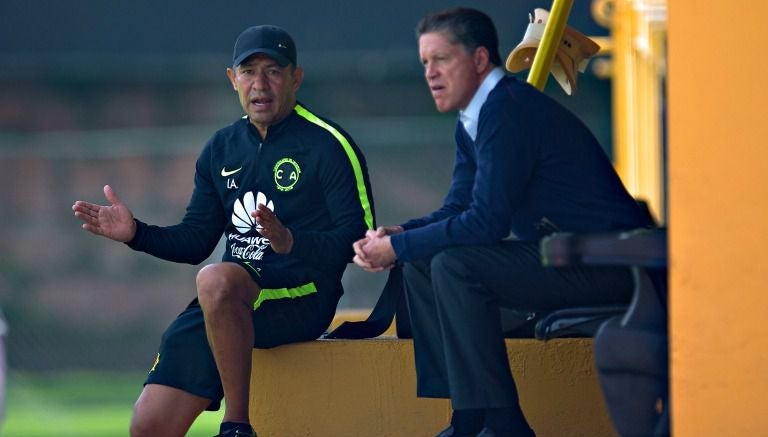 Ignacio Ambriz y Ricardo Peláez, durante un entrenamiento del América