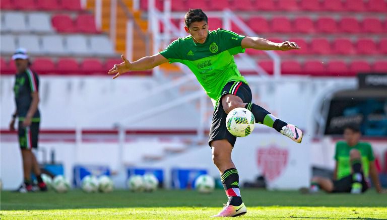 Zaldívar remata el balón en una práctica pasada con el Tri Sub 23