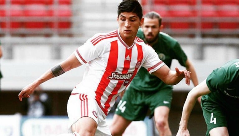 Alan Pulido disputa un partido con el Olympiacos