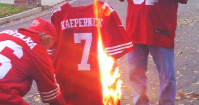 Fan quema playera de Kaepernick