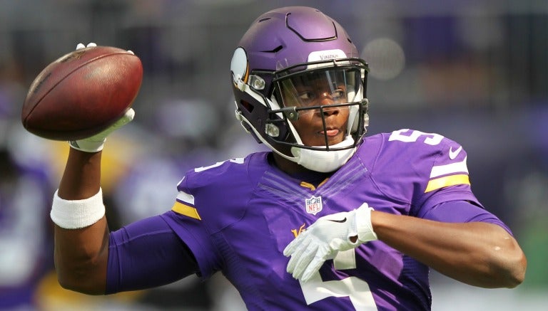 Teddy Bridgewater lanzando un pase en un juego de pretemporada de los Vikings