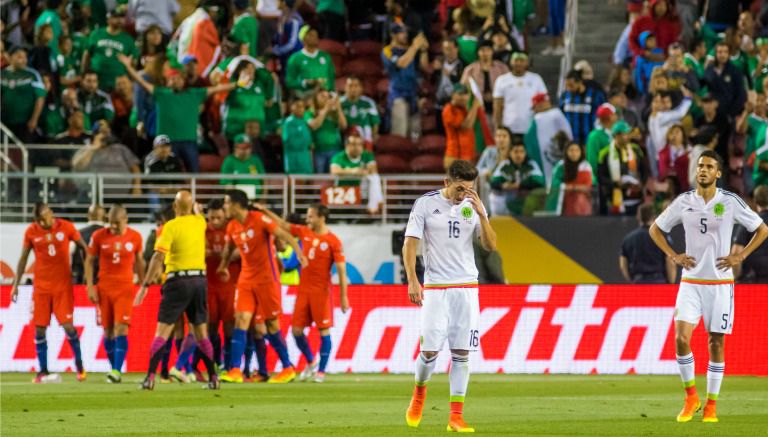  Héctor Herrera y Diego Reyes en lamento, durante partido México vs Chile