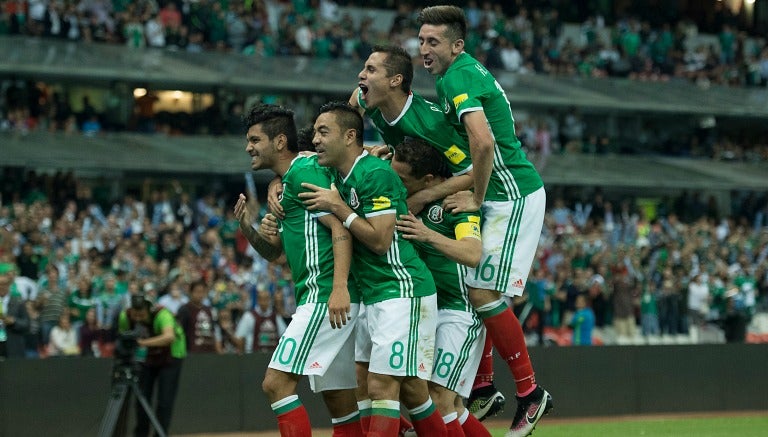 Los jugadores de la Selección Mexicana festejan un gol