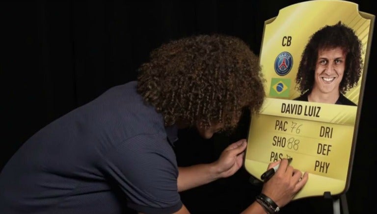 David Luiz calificándose en su fotografía de FIFA2017