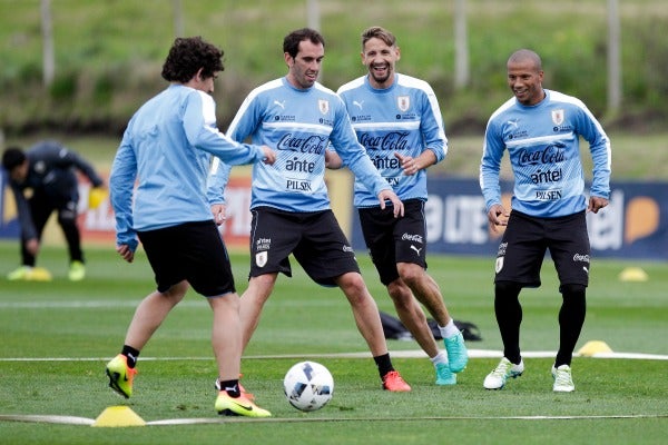 Los seleccionados de Uruguay entrenando previo a la fecha FIFA