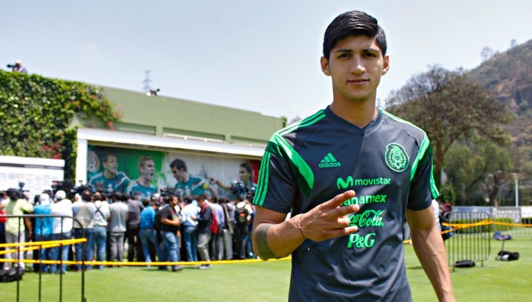 Alan Pulido posa para la cámara en un entrenamiento del Tri