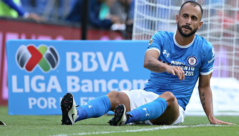 Víctor Vázquez, en juego con Cruz Azul durante el Apertura 2016