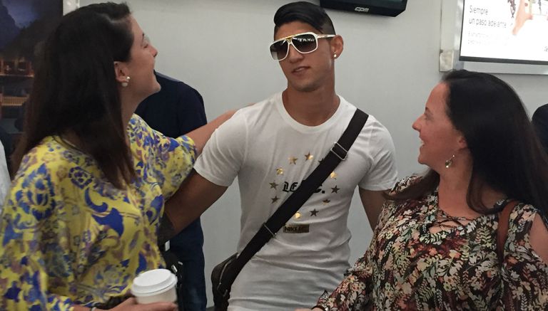 Alan Pulido platica con un par de aficionadas