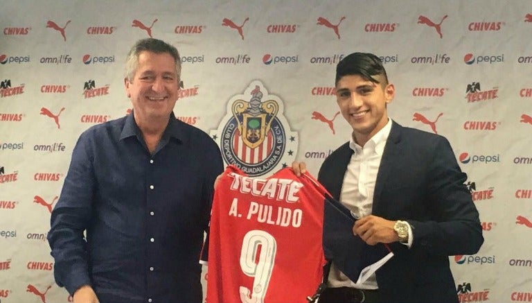 Vergara presenta a Alan Pulido frente a los medios