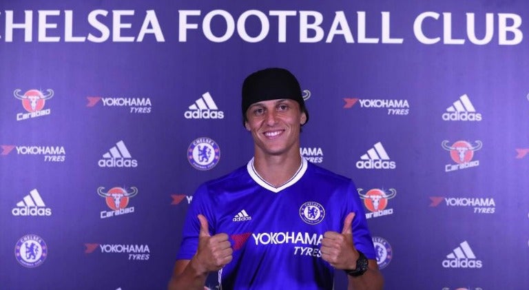 David Luiz posa para la foto con la playera del Chelsea