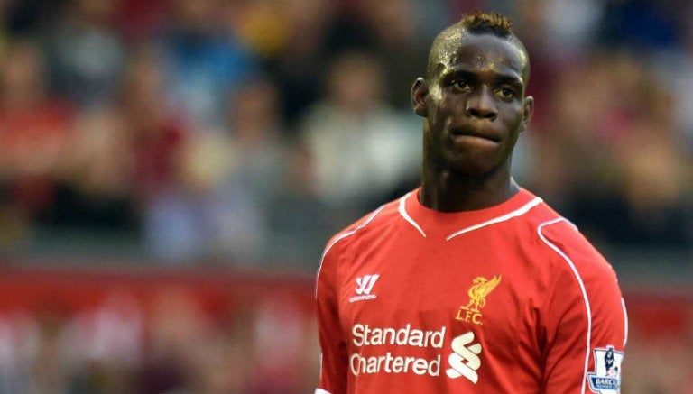 Mario Balotelli durante un juego con Liverpool