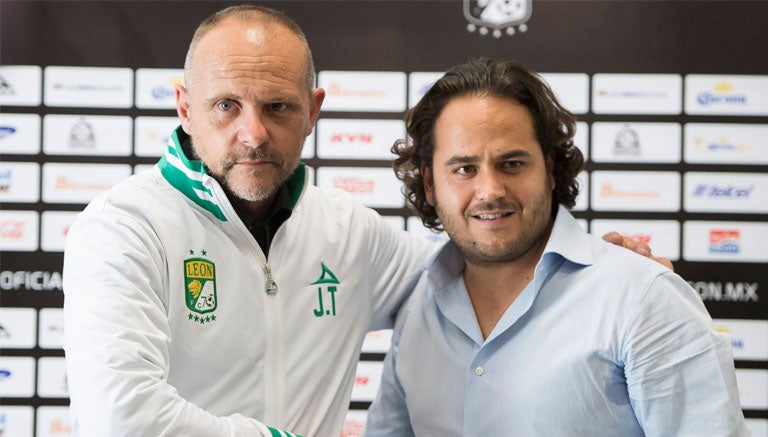 Javier Torrente en presentación oficial con el León