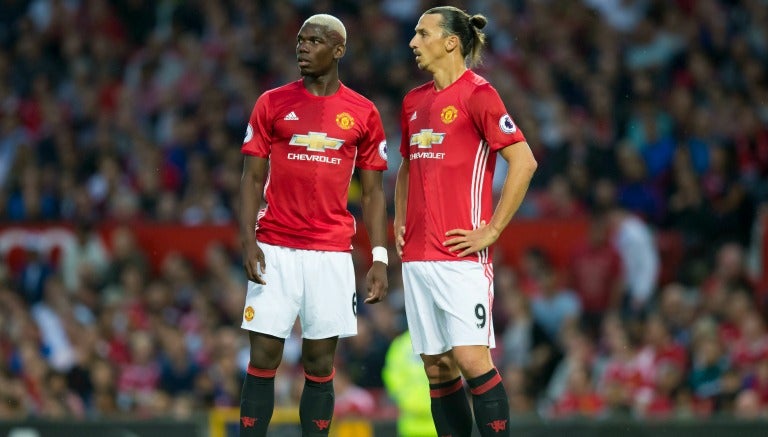 Paul Pogba junto a Zlatan Ibrahimovic durante el último juego entre el United y el Southampton