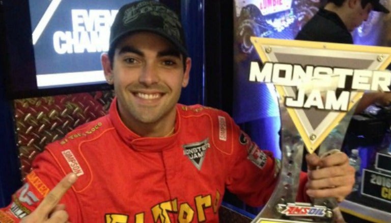 Mark List con un trofeo del Monster Jam