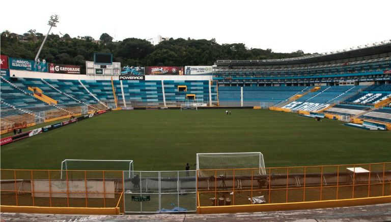 Postal del Estadio Cuscatlán en El Salvador, el recinto futbolístico más grande de Centroamérica