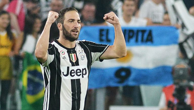 Gonzalo Higuaín festeja un gol con su nuevo club, Juventus de Italia