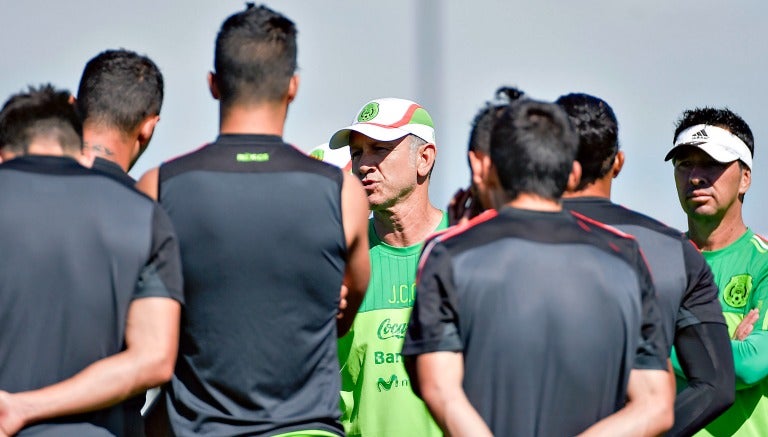 Osorio platica con los jugadores de la Selección