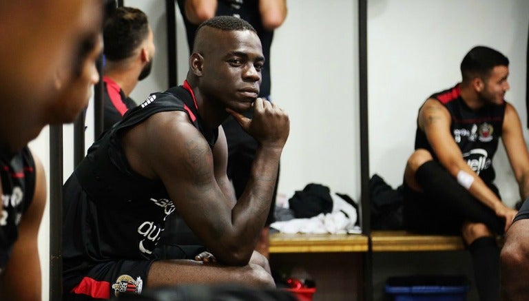 El delantero Mario Balotelli previo a su primer entrenamiento con el Niza de Francia