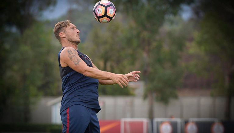 Totti, en un entrenamiento con la Roma