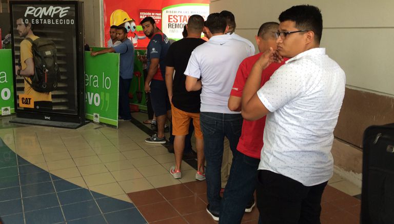 Aficionados canjean cupones por boletos para el partido