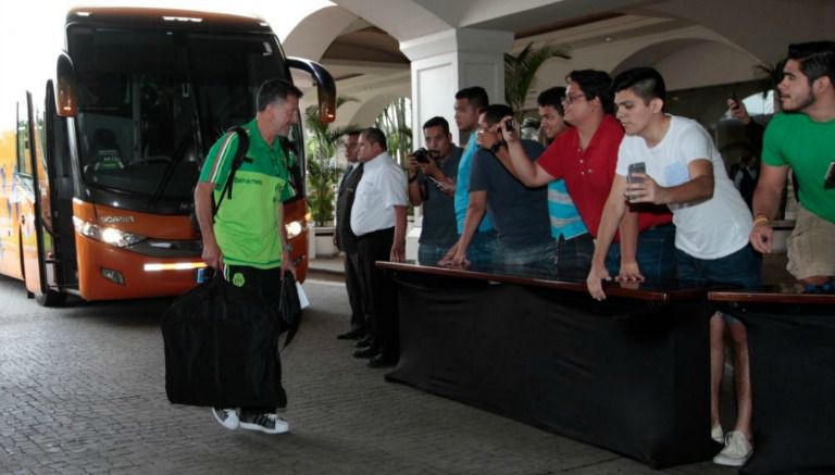 Juan Carlos Osorio durante su llegada a El Salvador