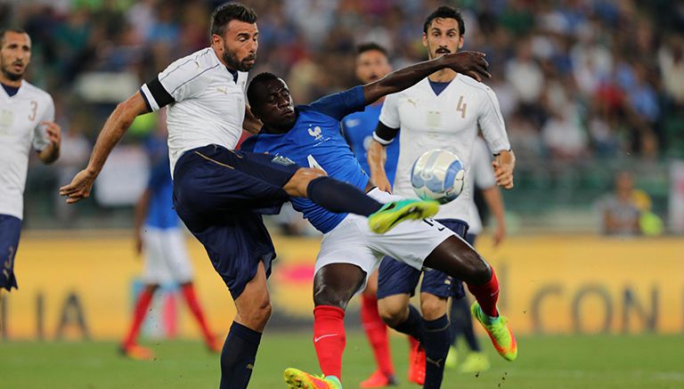 Barzagli despeja jugada de Francia 