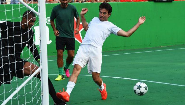 Checo Pérez durante un partido amistoso de futbol