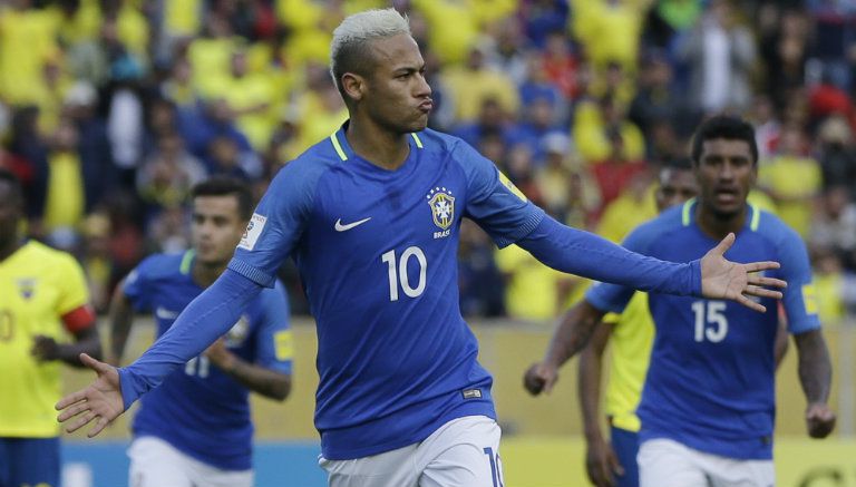 Neymar festeja una anotación con Brasil