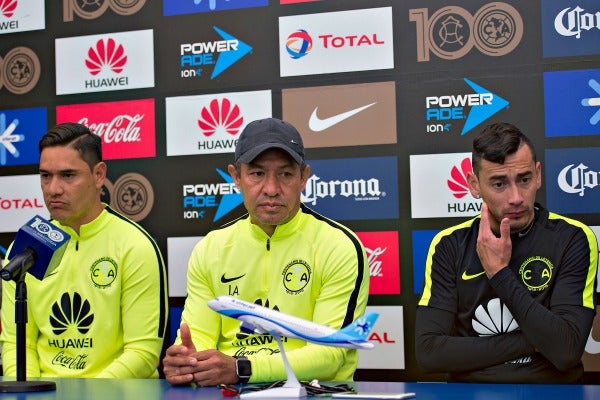 Moisés Muñoz, Ignacio Ambriz y Rubens Sambueza en una conferencia de prensa